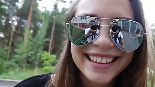 Meitene seksa video bezmaksas griežas uz gailis kā uz karuseļa.