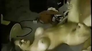 Meitene pornofilmas izdrāž baseinā.