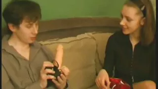 Viņš porno video filmas audzē savu draudzeni seksam ar kompromisa palīdzību.
