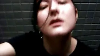 Viņš dziedē brūces uz Gailis bezmaksas erotika Ar muti un norij spermu.