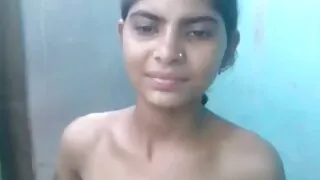 Meitene masturbē un kļūst slapjš latviesu porno video ar urīnu.
