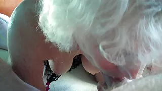Isabella jauki saņem spermu uz sejas no porno vecas boss.