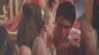 Ar viņas svārki porno latviesu valoda pacēla, viņa masturbē uz gailis.