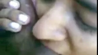 Adira Alure izdrāž pornofilmas sevi ar garu dildo.