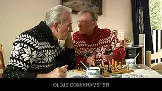 Viņš ņem vienu gailis ass un citu Incītis. Fuck ar lezbietes video darbiniekiem.
