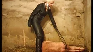 Rudmatis māsa masturbē uz ginekoloģiskā krēsla. erotiskie video
