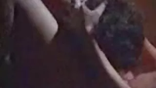 Viņš liek gailis gimenes porno cietušā mutē.