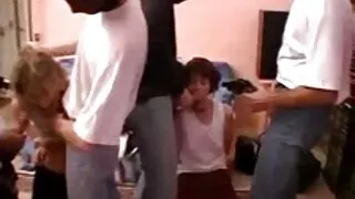 Kuce, zeķes izplatās erotiski video viņas kājas.