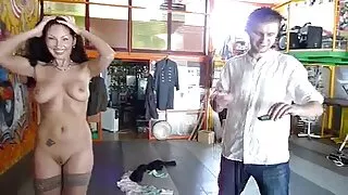 Realit sho sho dalībnieki geji porno nodarbojas ar seksu mežā.