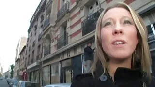 Viņa dod sev samazināt Maksts pornomultenes handjob virtuvē.