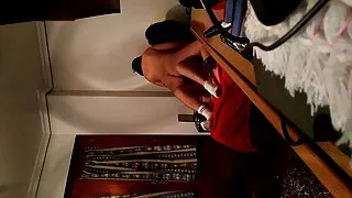 Jaunā sieviete fucks viņas porno lesbietes draugs ar strapon.