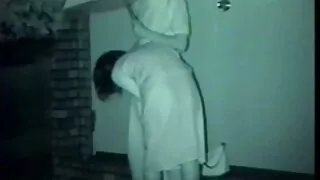 Izklaidējies ar kalpu porno video bez maksas pie baseina.