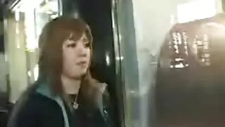 Jaunas sievietes skatās, kā vīrietis masturbē erotiskie video un smejas.