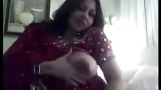 Carmela Sajūgs spins viņas iereibis mazipupi ass uz kaimiņa gailis.