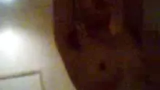 Ale CrIs Cr pornolv CrStal izpaužas fucked ass ar grūtāk ražotāju un spoguļa priekšā.
