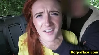 Skaisti izdilis brunete masturbē ar savu lesbietes video roku.