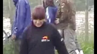 Brutālo mačo fucks piedauzīgo meiteni kafejnīcā vannas istaba. sekss par brivu