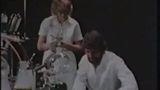 Atriebība draugam erotiskais video ar citu puisi.