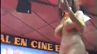 Porno aktrises laizīt viens otram gultā. lesbiesu video