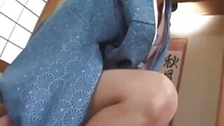 Viņa sloksnes kaili un masturbē. bezmaksas seks